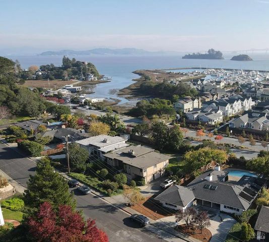 28 Bonnie Banks Way, San Rafael, CA 94901