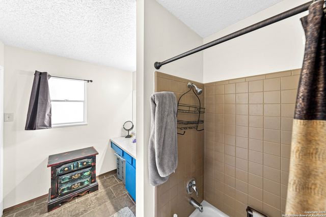 211 Poco Vista, Kerrville, TX 78028