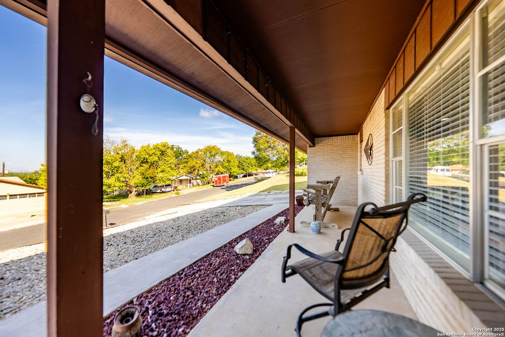 211 Poco Vista, Kerrville, TX 78028