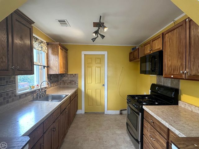 25143 Lawn Street, Roseville, MI 48066