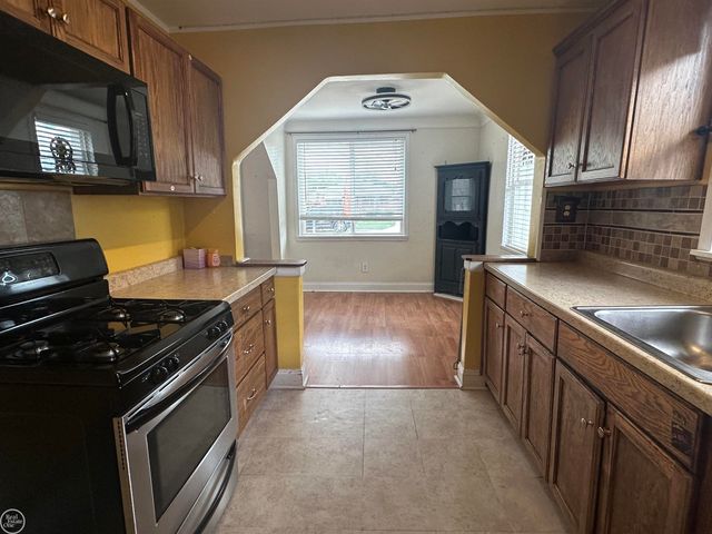 25143 Lawn Street, Roseville, MI 48066