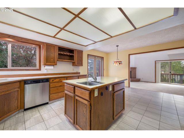 12 CITY VIEW Blvd, Longview, WA 98632