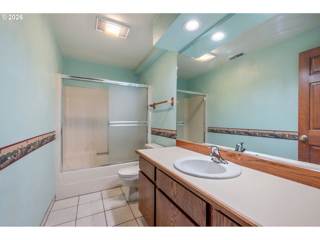 12 CITY VIEW Blvd, Longview, WA 98632