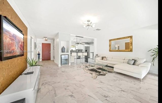 909 N 13th Ct, Hollywood, FL 33019