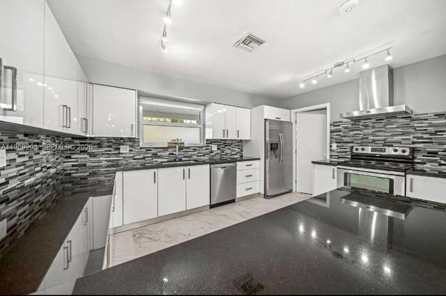 909 N 13th Ct, Hollywood, FL 33019