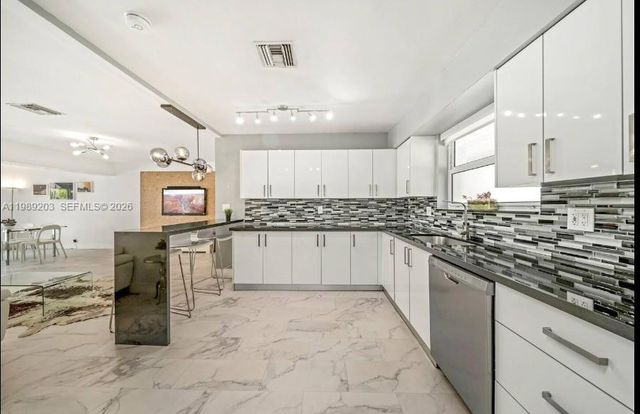 909 N 13th Ct, Hollywood, FL 33019