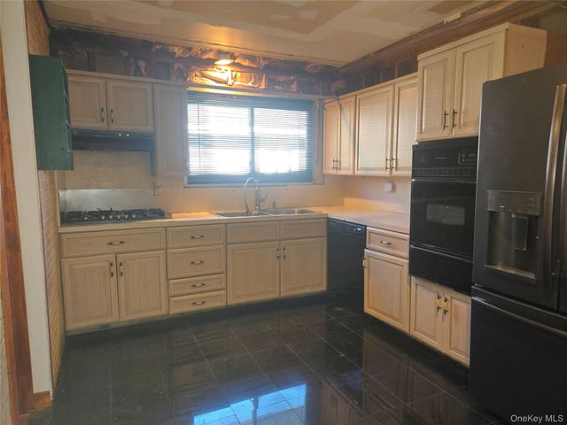 86 Decatur Street, Roosevelt, NY 11575