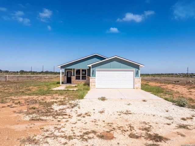 815 E FM 462, Moore, TX 78057