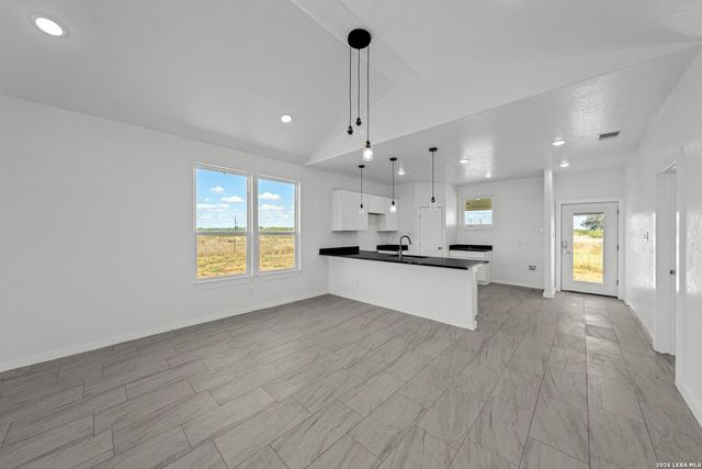 815 E FM 462, Moore, TX 78057