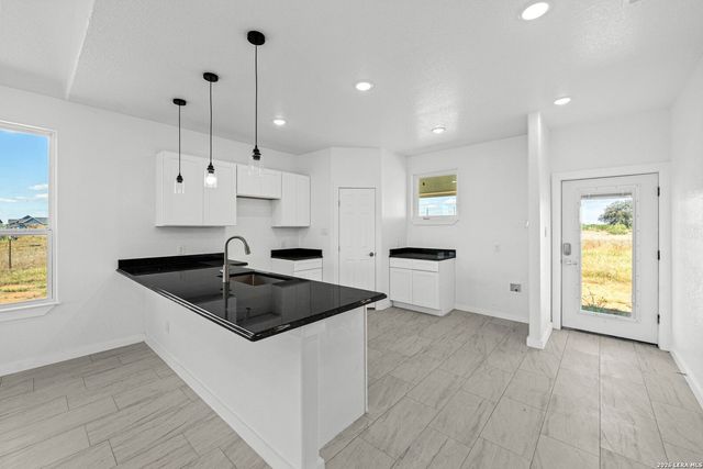 815 E FM 462, Moore, TX 78057