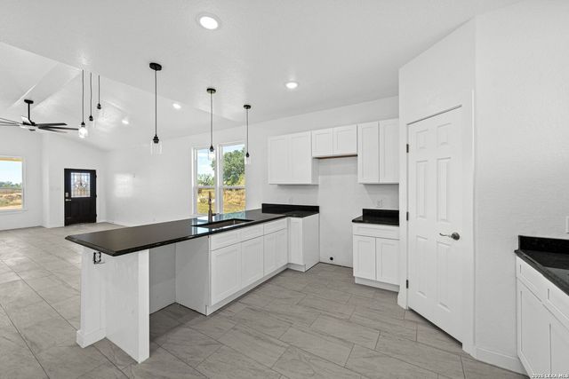 815 E FM 462, Moore, TX 78057