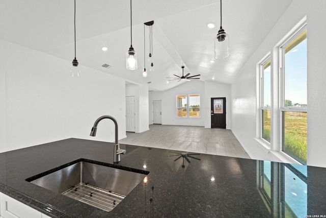 815 E FM 462, Moore, TX 78057