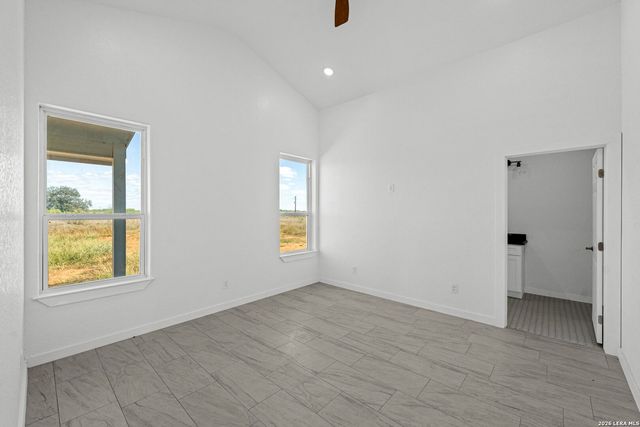 815 E FM 462, Moore, TX 78057
