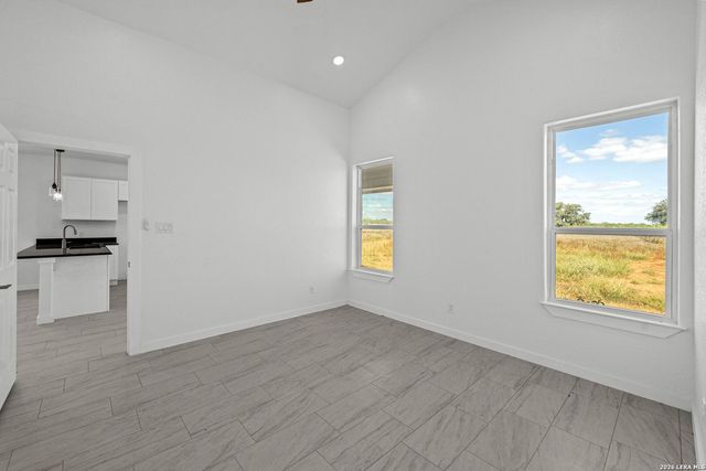 815 E FM 462, Moore, TX 78057