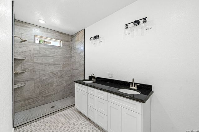 815 E FM 462, Moore, TX 78057
