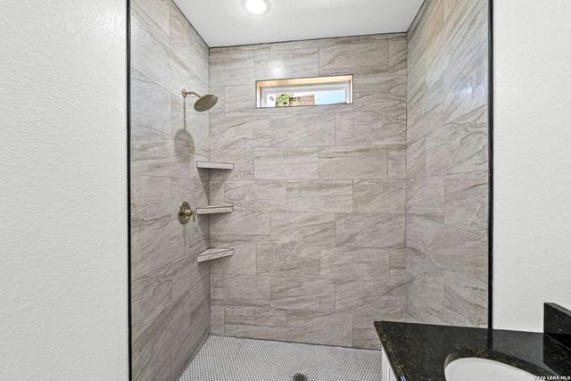 815 E FM 462, Moore, TX 78057