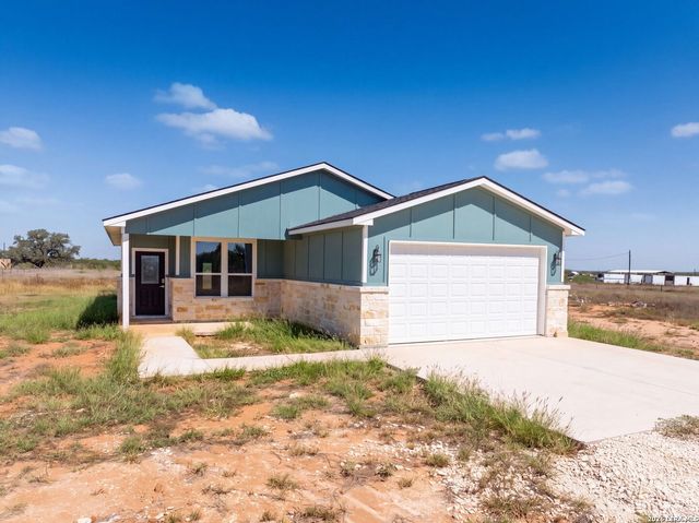 815 E FM 462, Moore, TX 78057