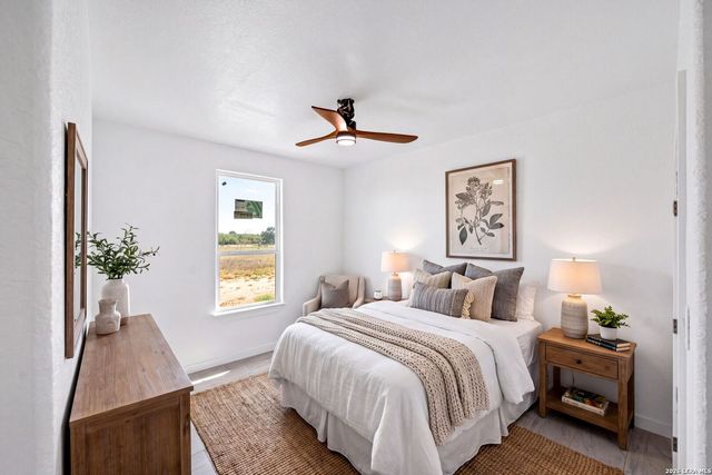 815 E FM 462, Moore, TX 78057