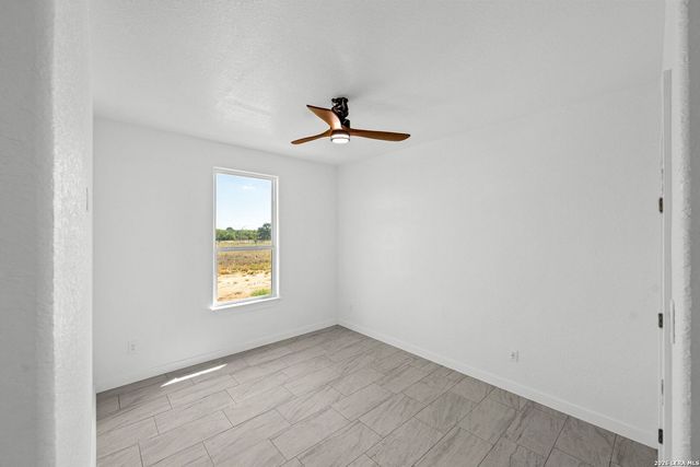 815 E FM 462, Moore, TX 78057