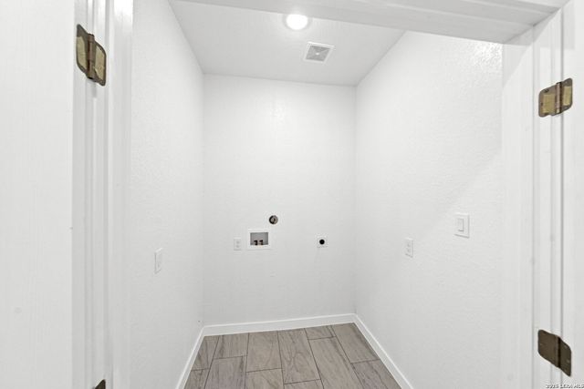 815 E FM 462, Moore, TX 78057