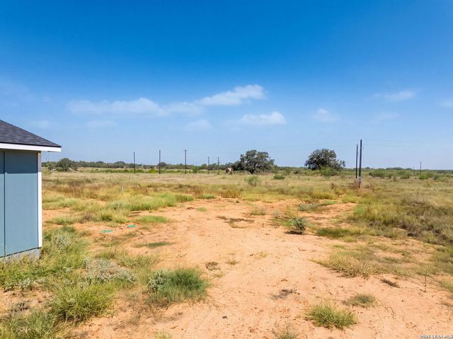 815 E FM 462, Moore, TX 78057