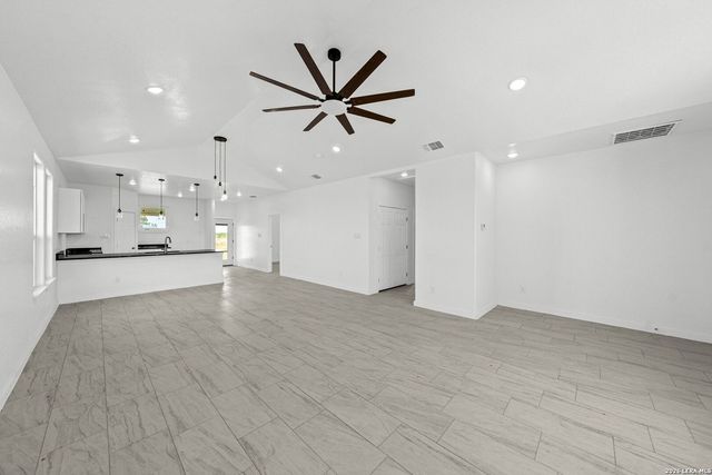 815 E FM 462, Moore, TX 78057