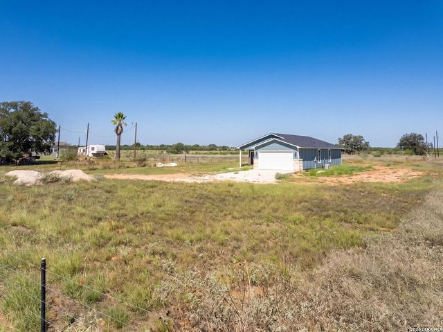815 E FM 462, Moore, TX 78057