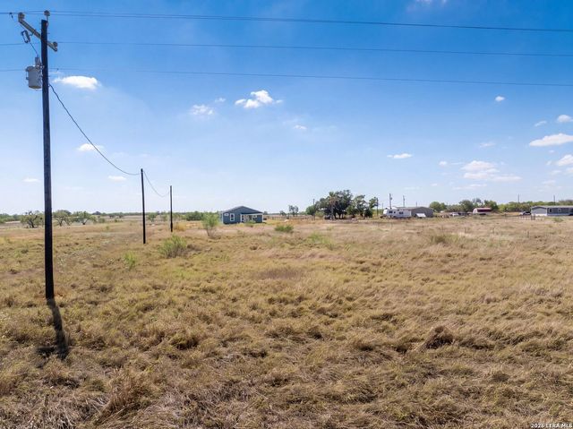 815 E FM 462, Moore, TX 78057