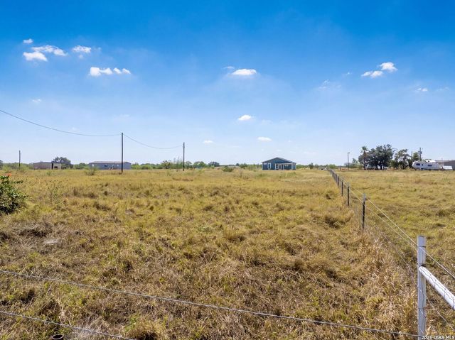 815 E FM 462, Moore, TX 78057