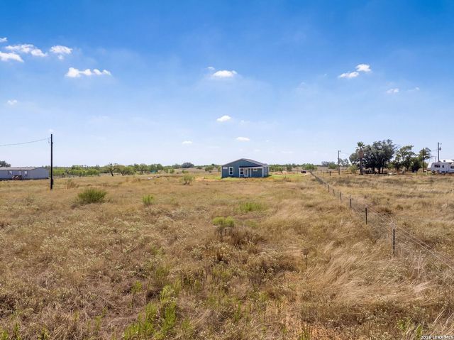 815 E FM 462, Moore, TX 78057
