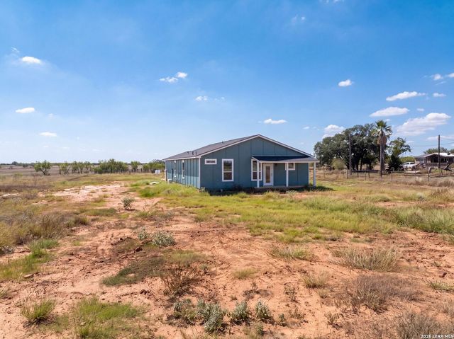 815 E FM 462, Moore, TX 78057