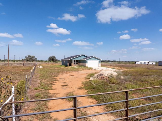 815 E FM 462, Moore, TX 78057