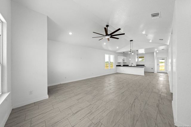 815 E FM 462, Moore, TX 78057
