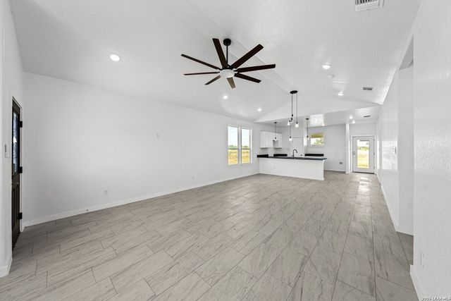 815 E FM 462, Moore, TX 78057