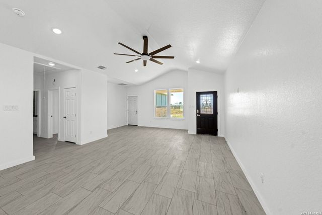 815 E FM 462, Moore, TX 78057