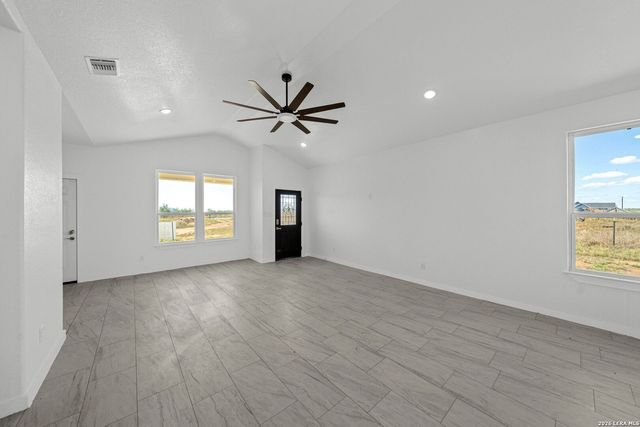 815 E FM 462, Moore, TX 78057