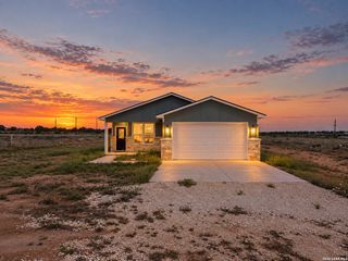 815 E FM 462, Moore, TX 78057