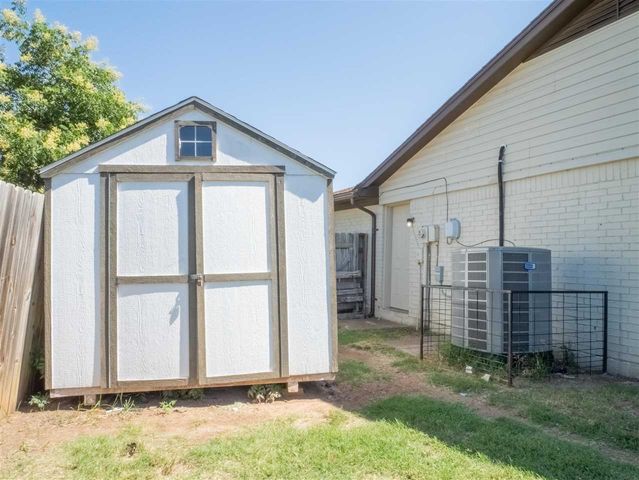 6913 SW Fenwick Ave, Lawton, OK 73505
