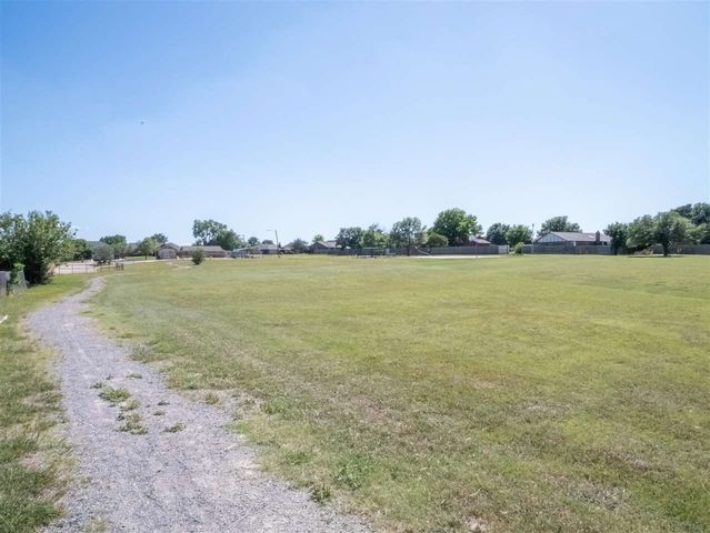 6913 SW Fenwick Ave, Lawton, OK 73505