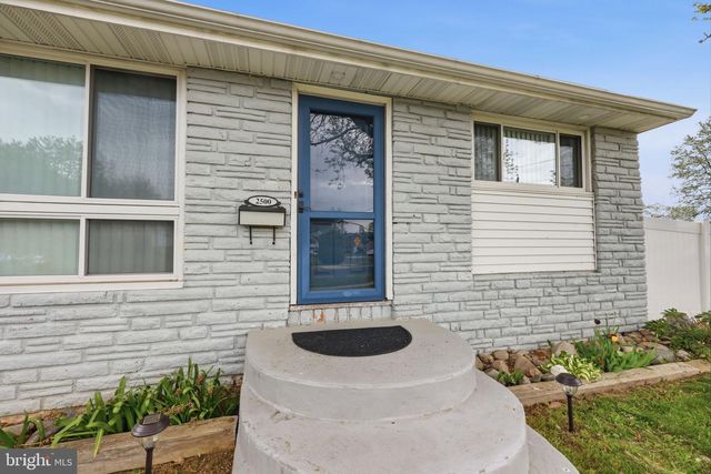 2500 WOODLAWN DR, Bristol, PA 19007