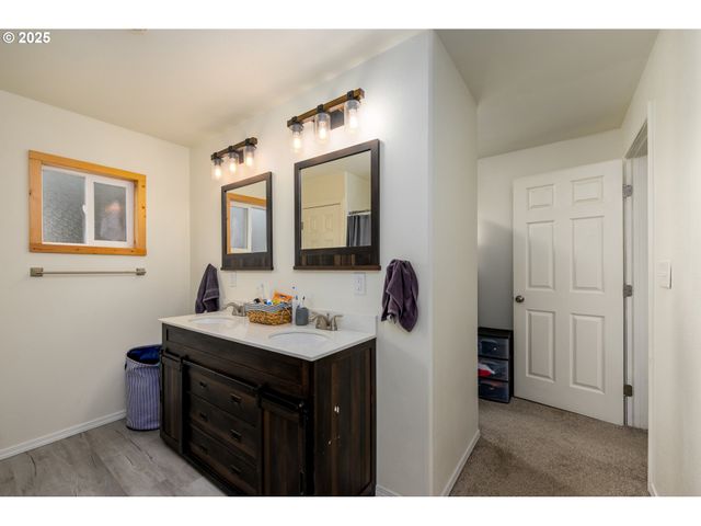 929 E 4TH Ave, Riddle, OR 97469