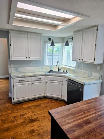 2212 Thurton Drive, Roseville, CA 95747