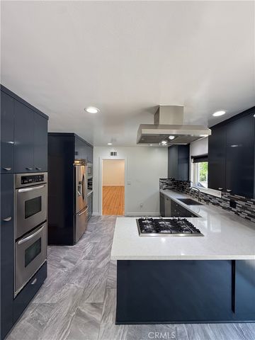 18836 La Amistad, Tarzana, CA 91356