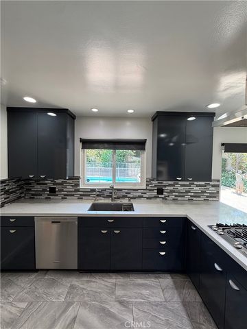 18836 La Amistad, Tarzana, CA 91356