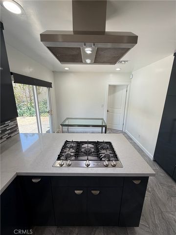 18836 La Amistad, Tarzana, CA 91356