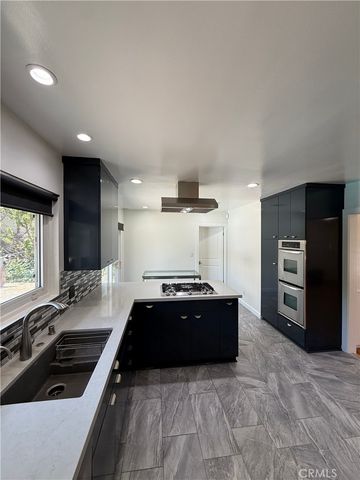 18836 La Amistad, Tarzana, CA 91356