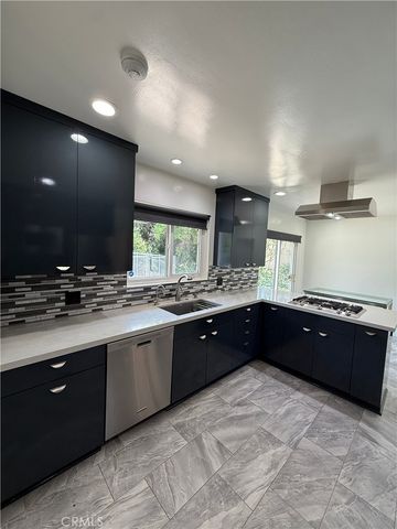 18836 La Amistad, Tarzana, CA 91356