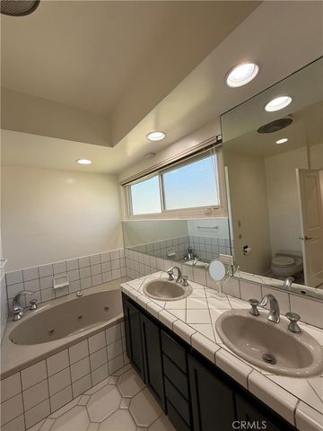 18836 La Amistad, Tarzana, CA 91356