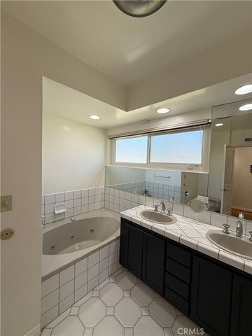 18836 La Amistad, Tarzana, CA 91356