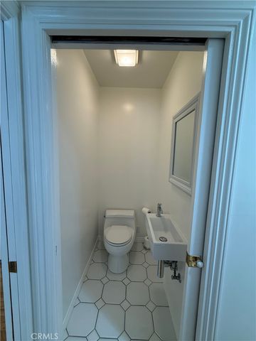 18836 La Amistad, Tarzana, CA 91356